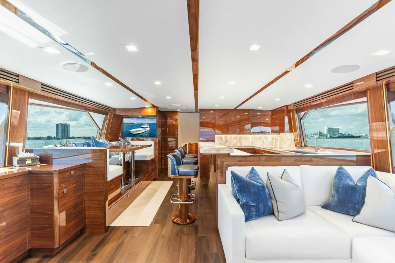 2026 Viking 82 Convertible - Photo 9