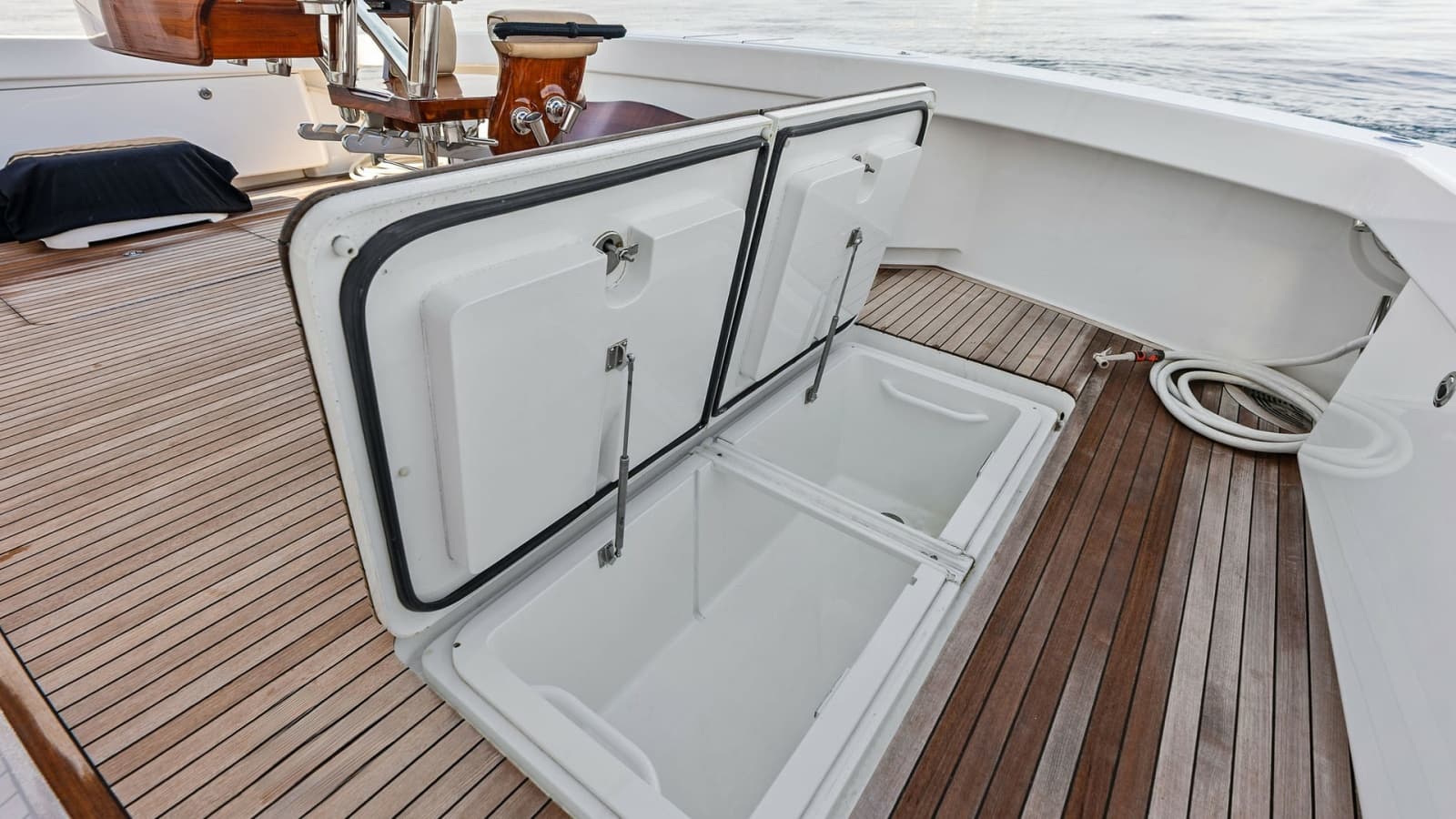 2017 Viking 80 Convertible - Photo 57