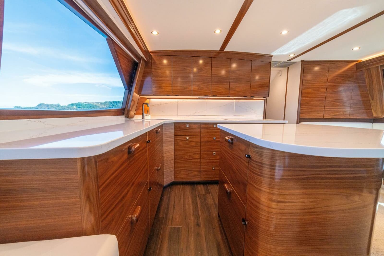 2025 Viking 58 Convertible - Photo 11