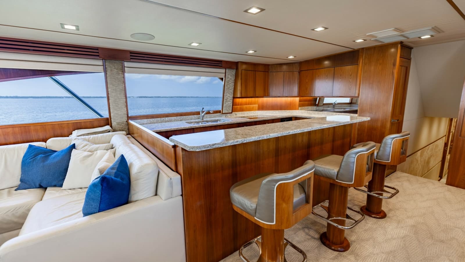 2016 Viking 80 Convertible - Photo 10