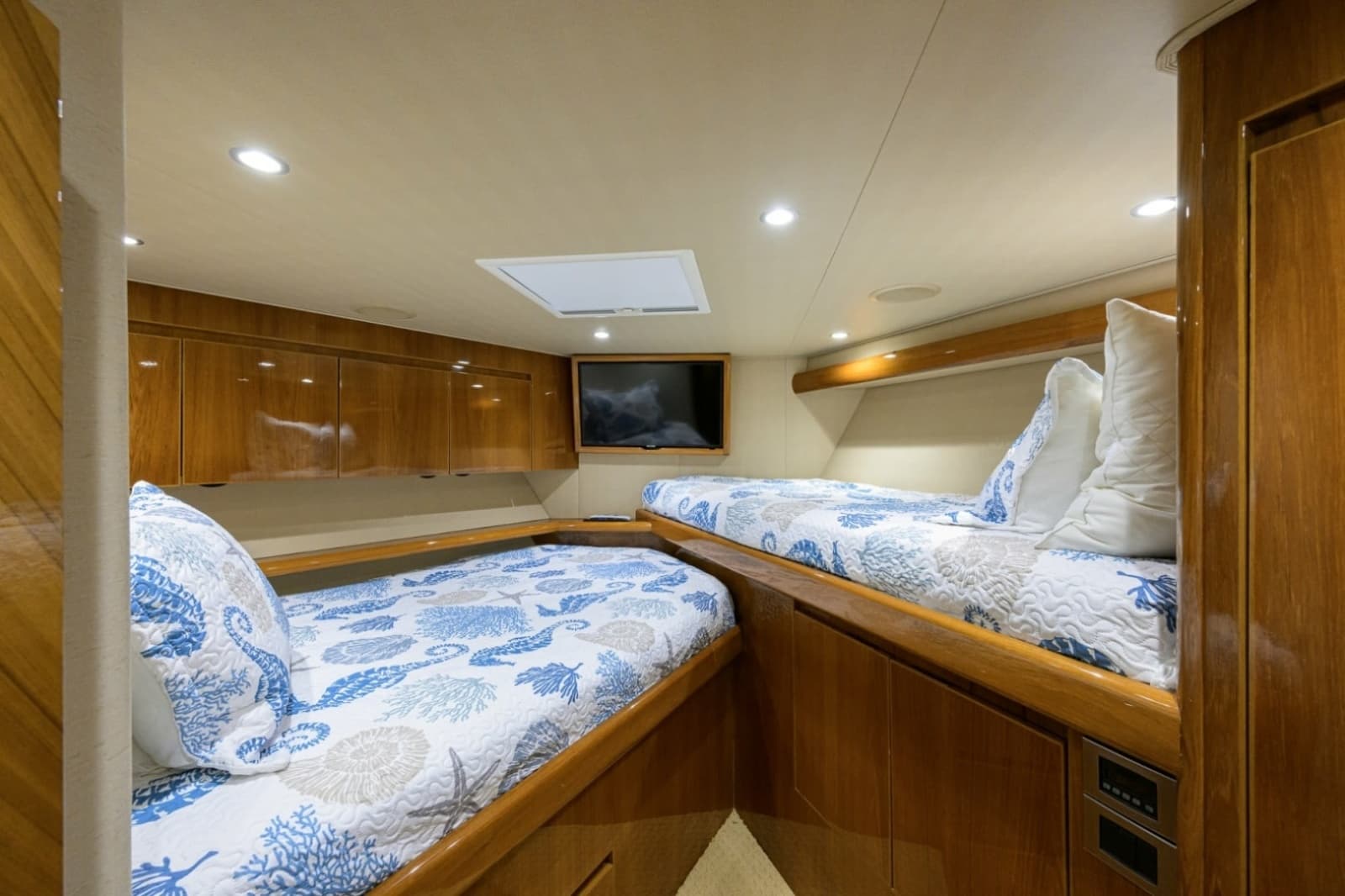 2014 Viking 70 Convertible - Photo 16