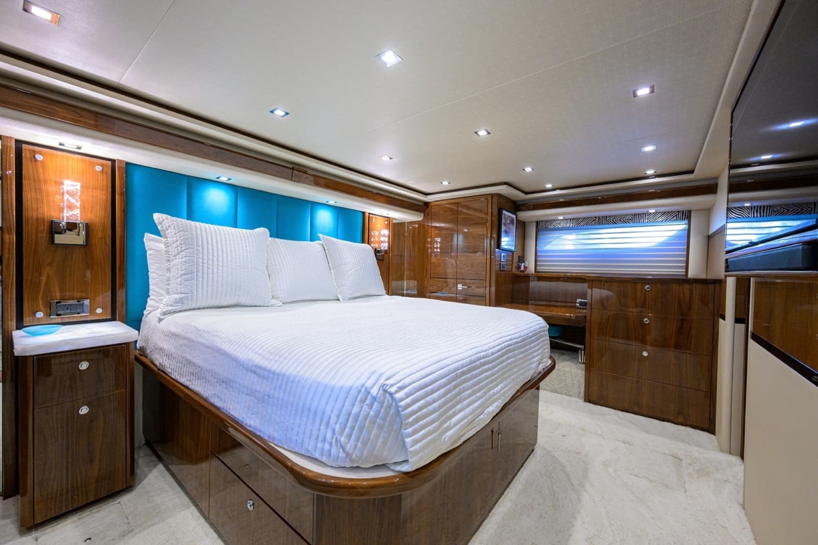 2023 Viking 80 Skybridge - Photo 14