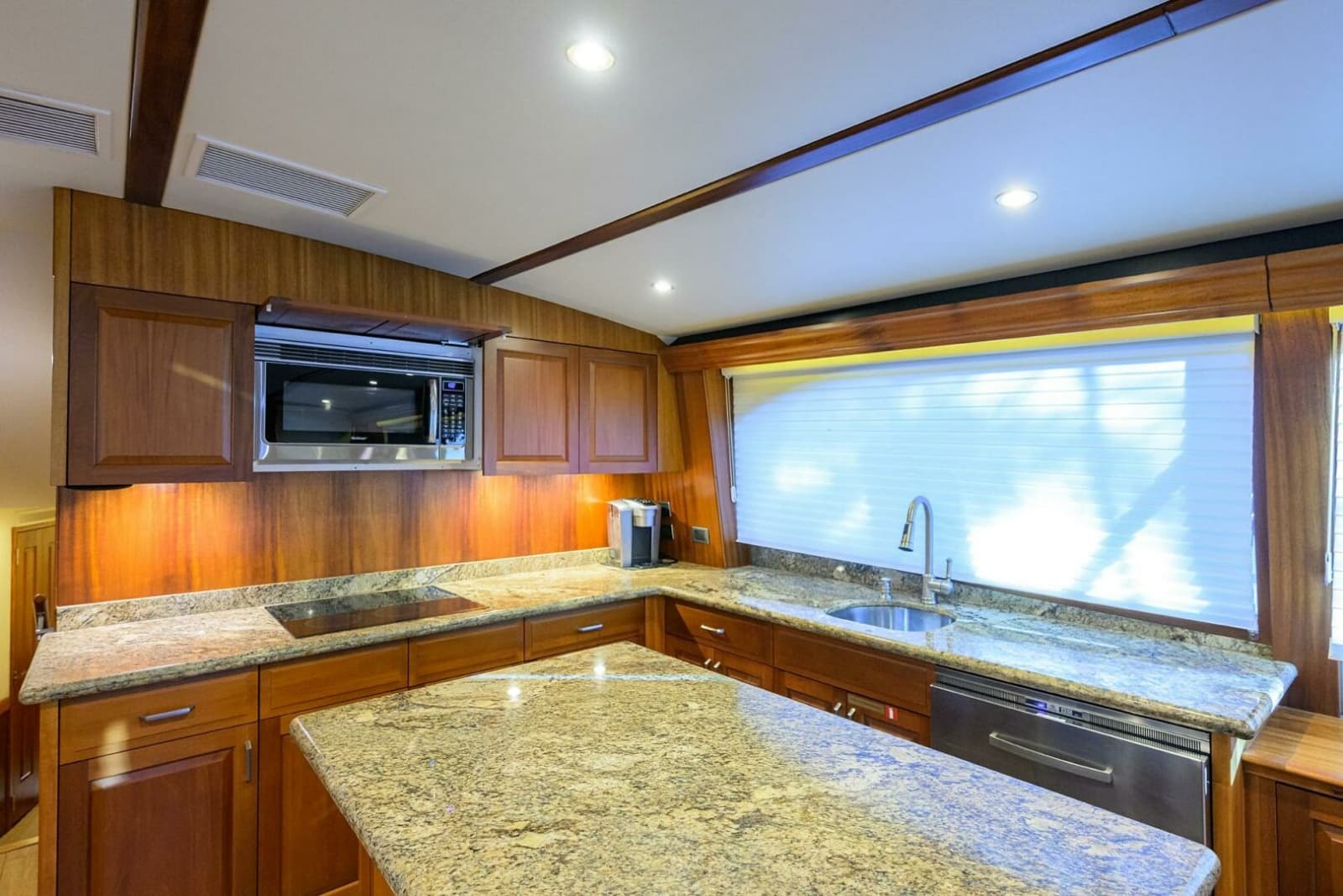 2013 Hatteras GT63 - Photo 7