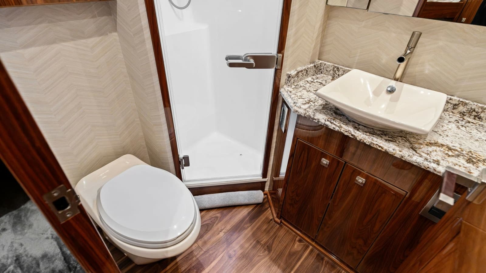 2016 Viking 80 Enclosed Bridge - Photo 81