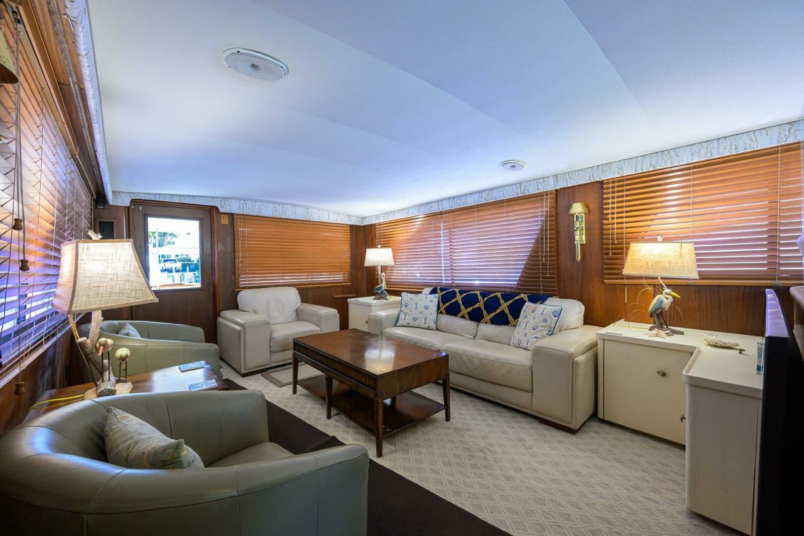 1987 Hatteras 63 Motor Yacht - Photo 6