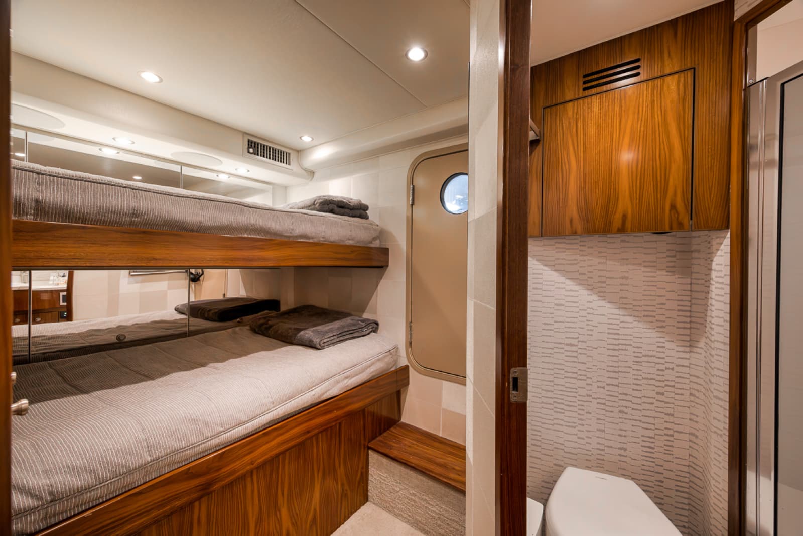2020 Viking 68 Convertible - Photo 30