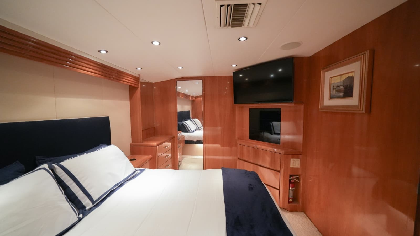 2001 Hatteras 60 Convertible - Photo 11
