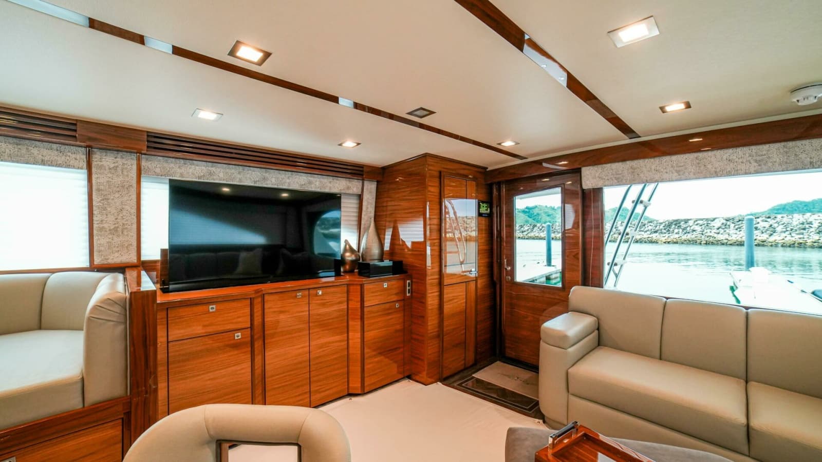 2023 Viking 72 Convertible - Photo 47