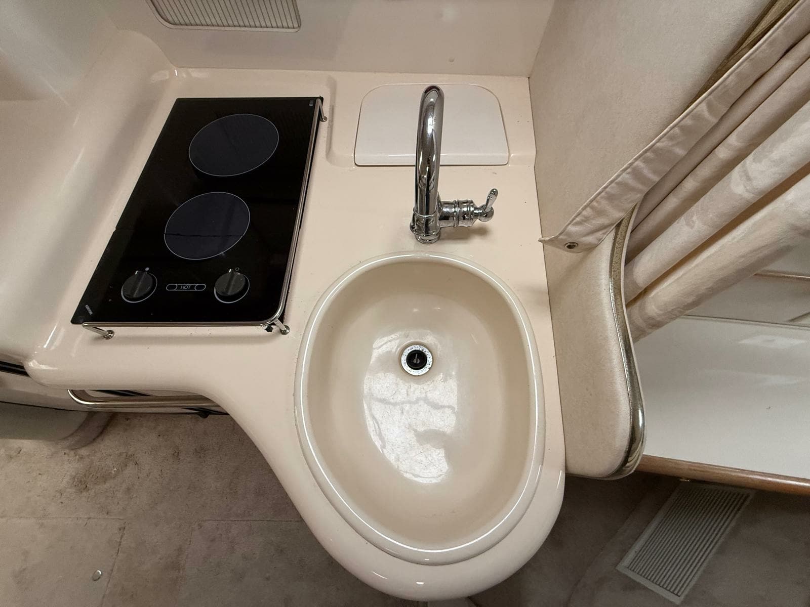 1997 Sea Ray 330 Sundancer - Photo 49