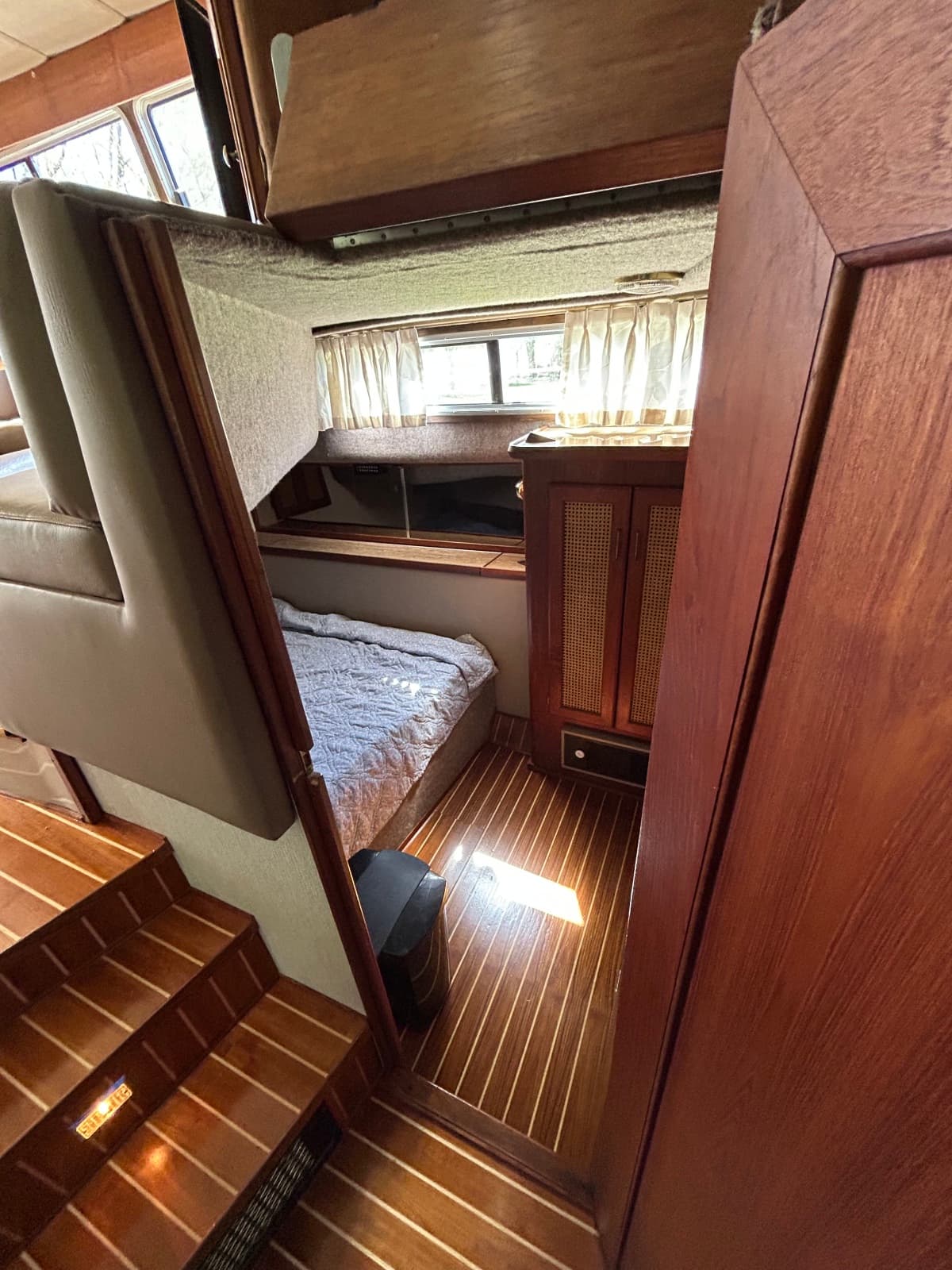 1985 Bayliner 3870 - Photo 14