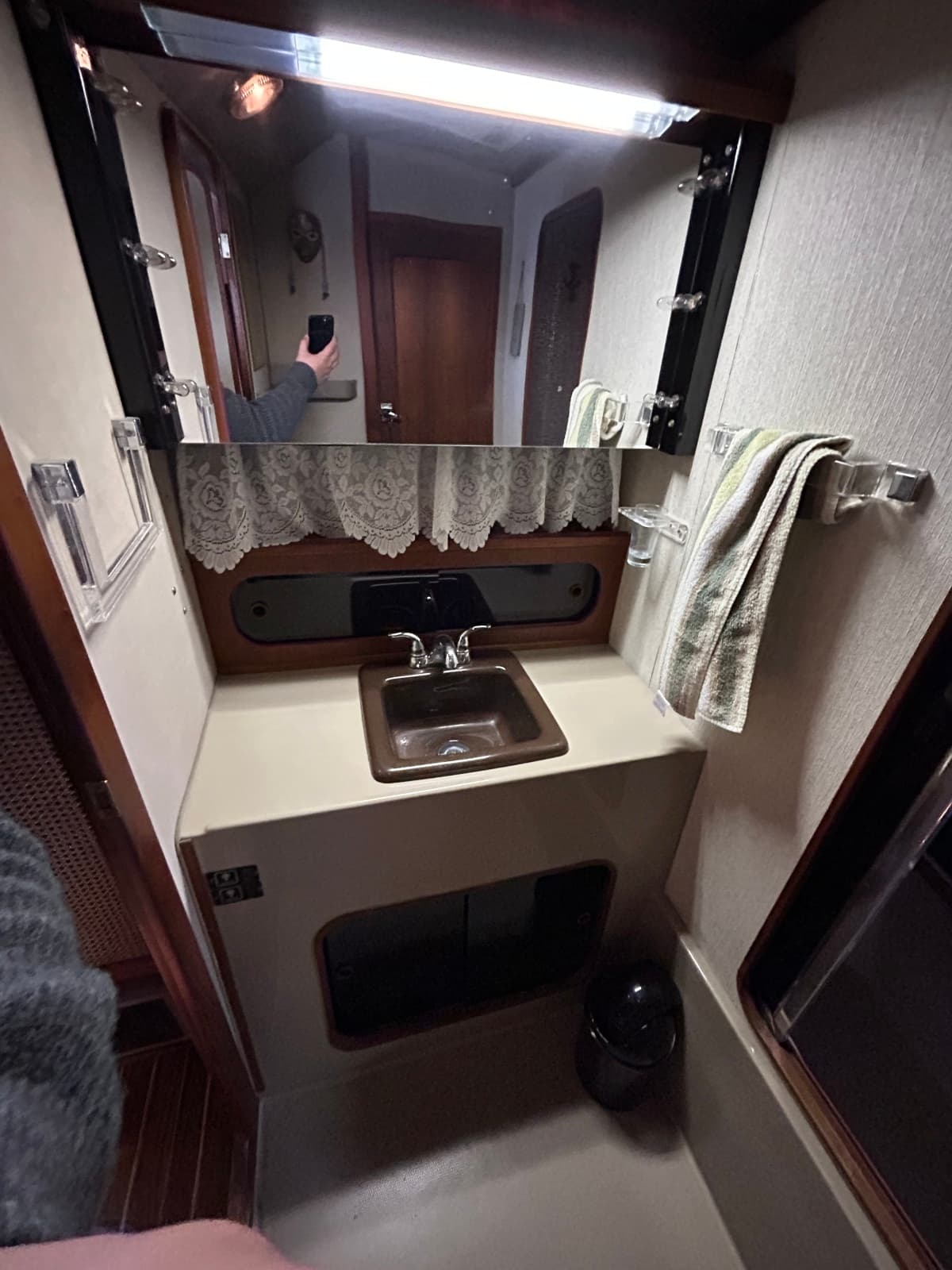 1985 Bayliner 3870 - Photo 19