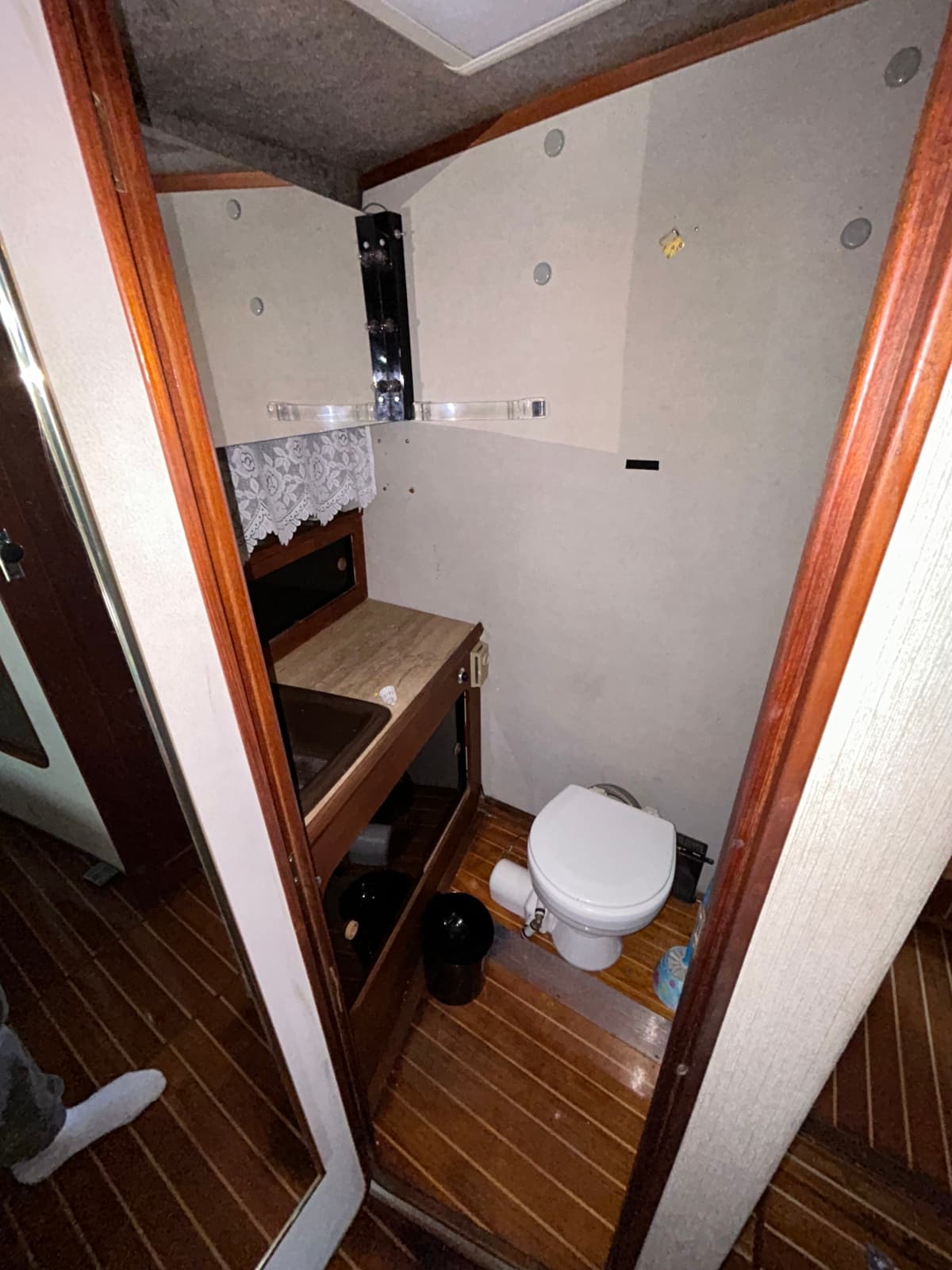 1985 Bayliner 3870 - Photo 17
