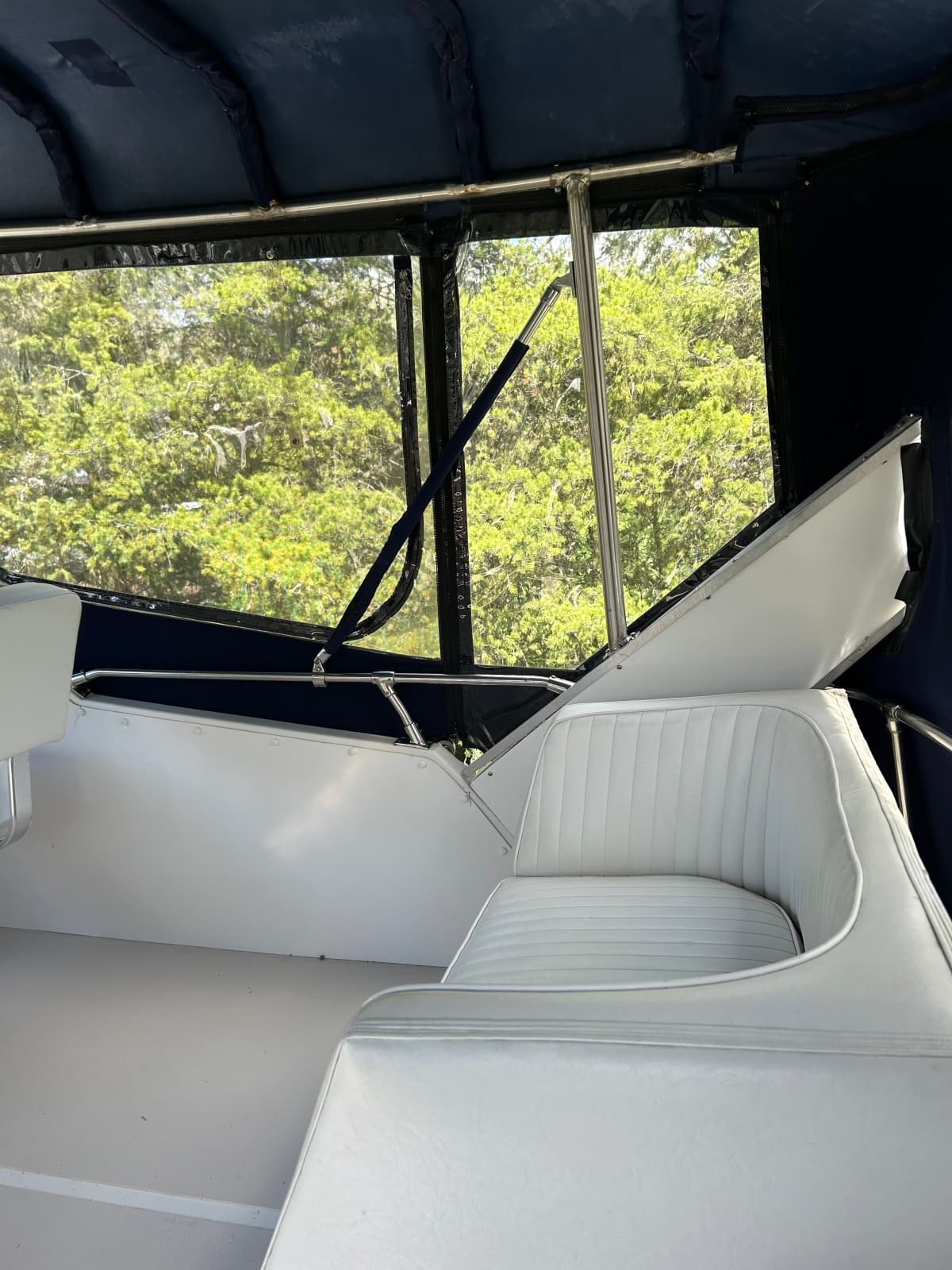 1985 Bayliner 3870 - Photo 23