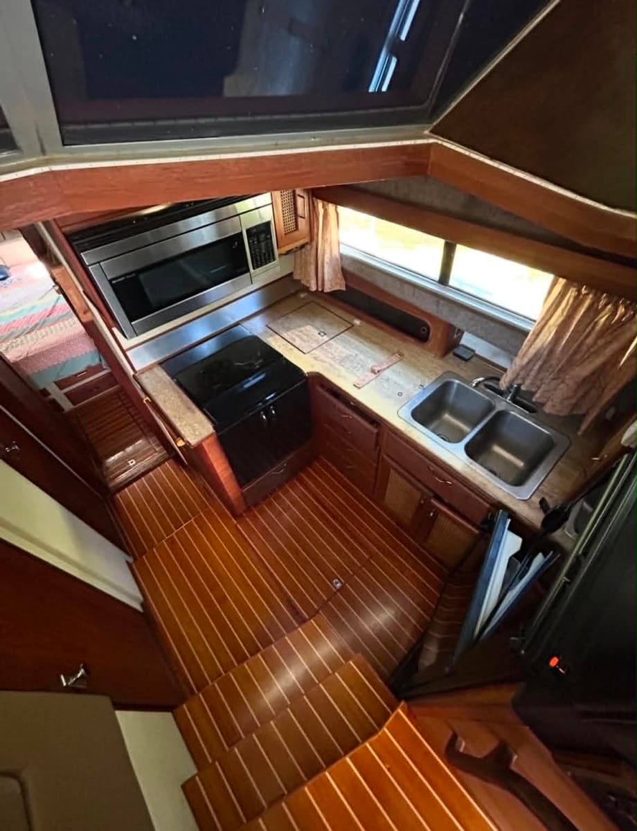 1985 Bayliner 3870 - Photo 9