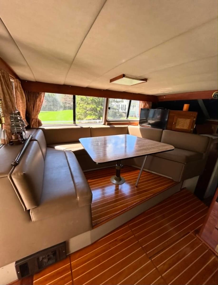 1985 Bayliner 3870 - Photo 6