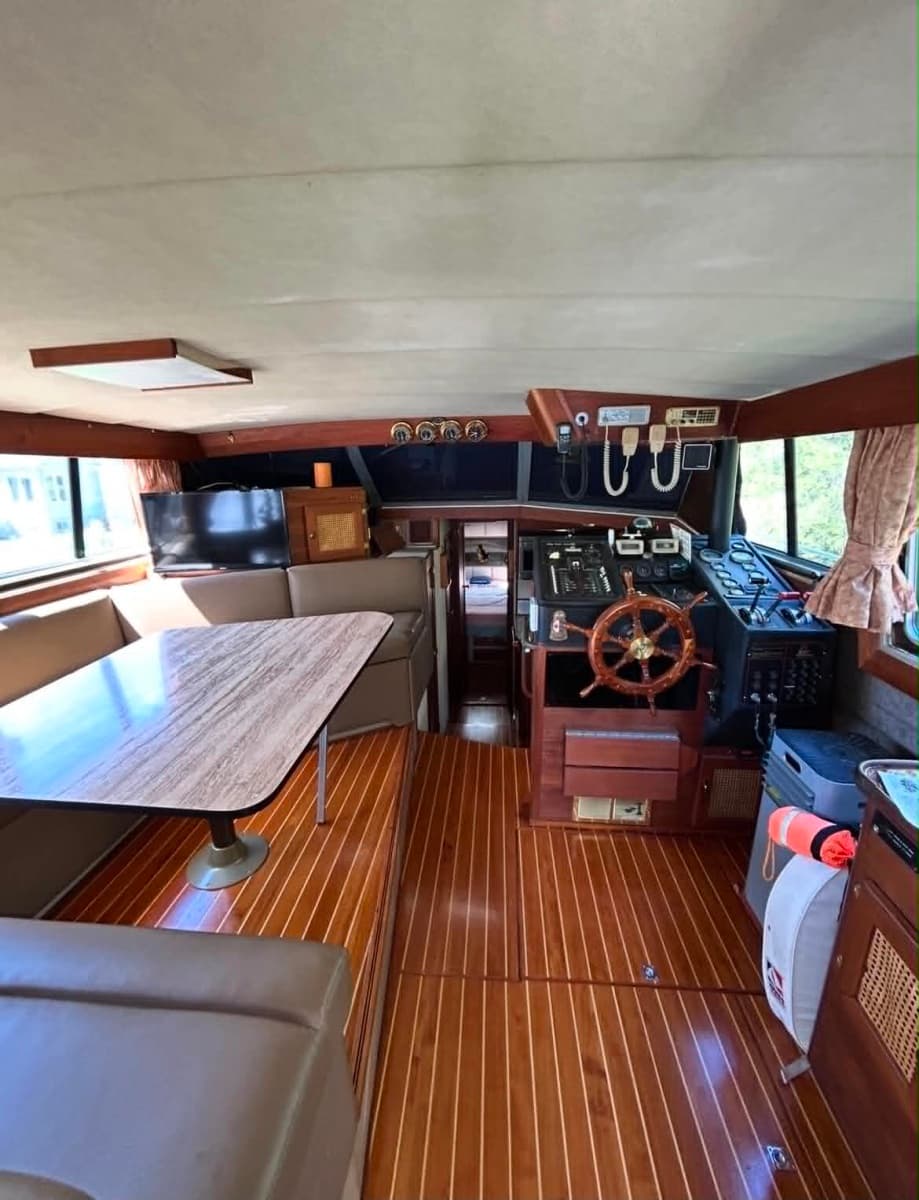 1985 Bayliner 3870 - Photo 5