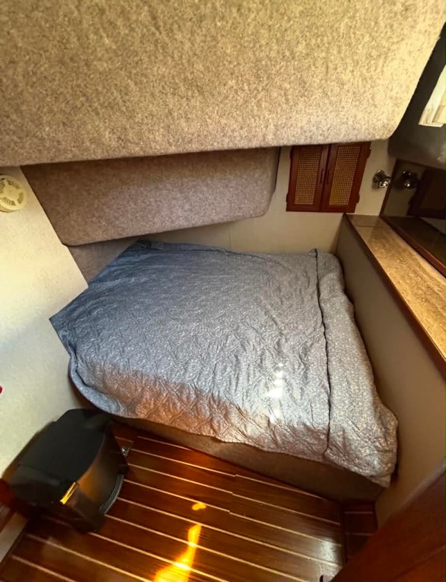 1985 Bayliner 3870 - Photo 15