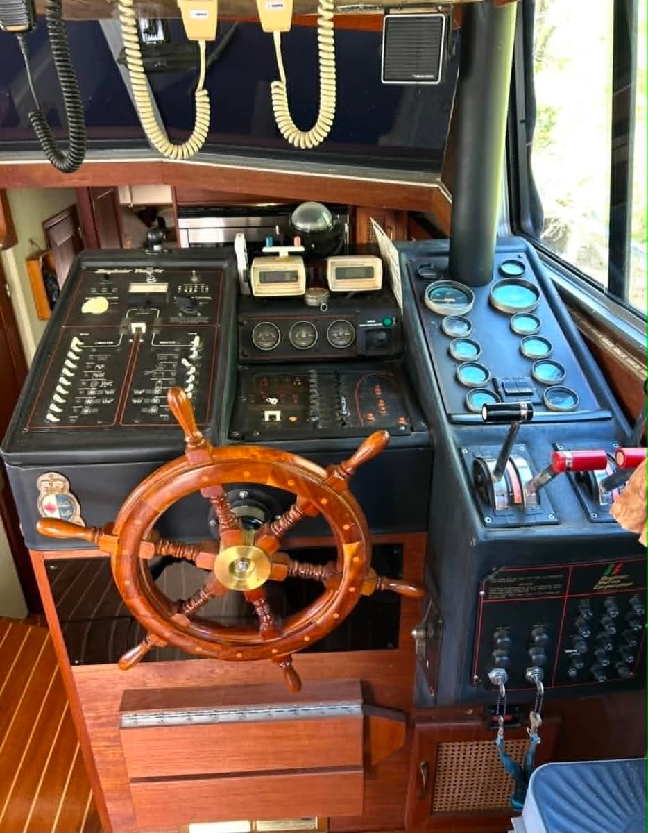 1985 Bayliner 3870 - Photo 7