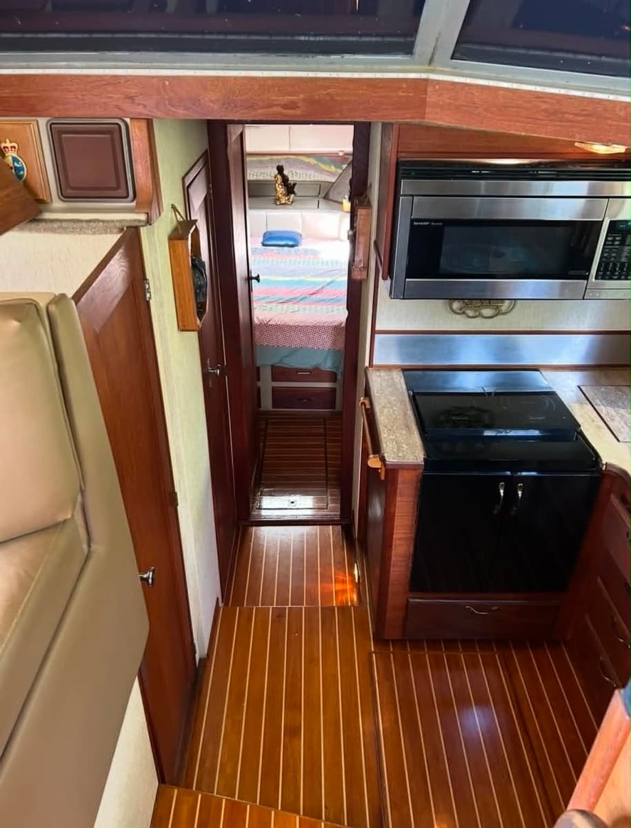 1985 Bayliner 3870 - Photo 10