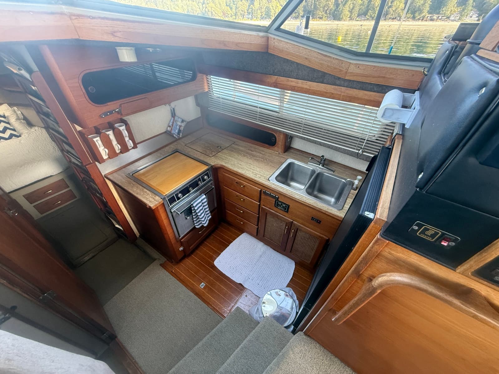 1985 Bayliner 3870 Motoryacht - Photo 42