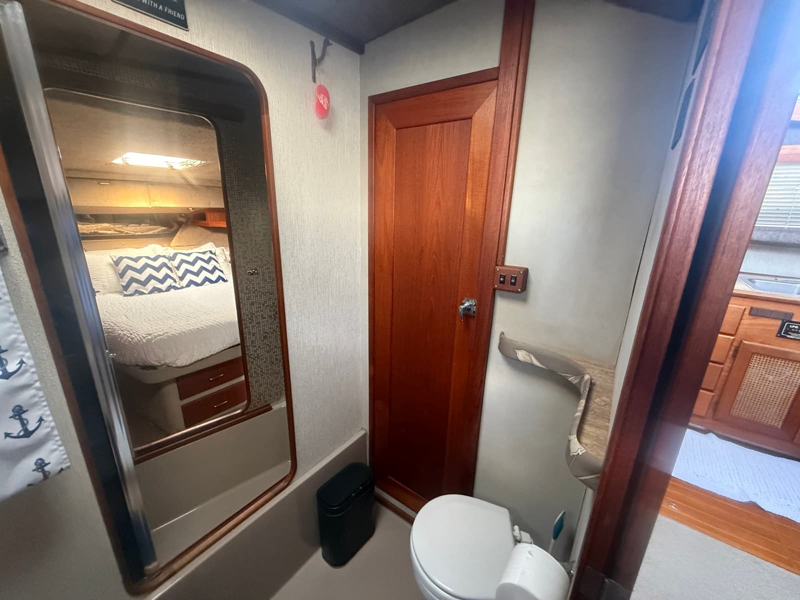 1985 Bayliner 3870 Motoryacht - Photo 50
