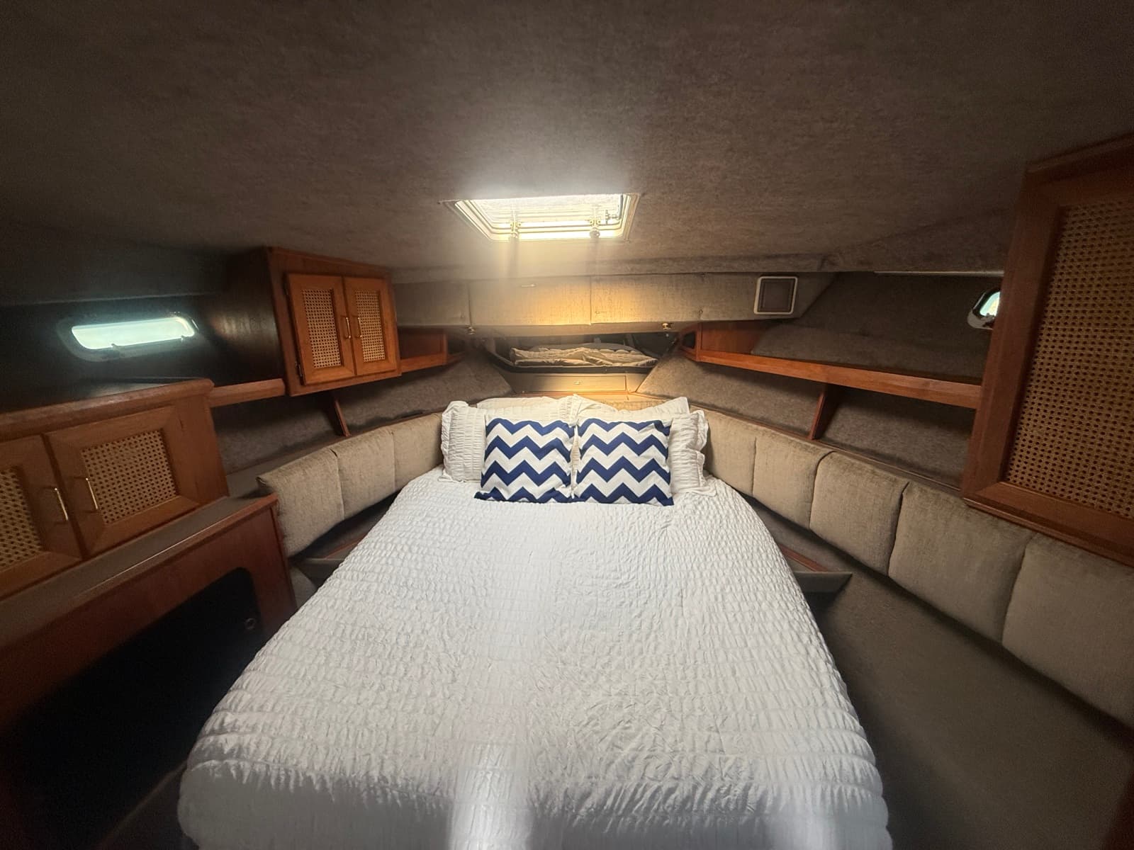 1985 Bayliner 3870 Motoryacht - Photo 53