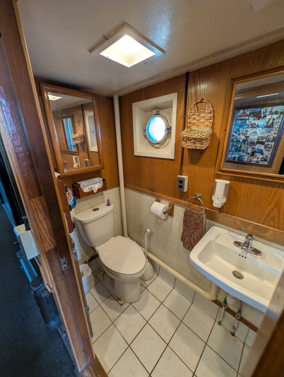 1941 Custom Armstrong Bros. Custom Wooden Trawler Liveaboard Vessel - Photo 18