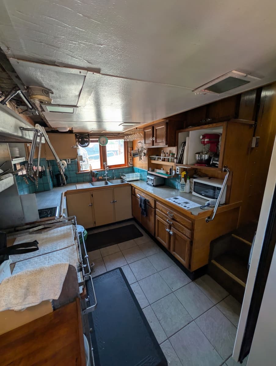 1941 Custom Armstrong Bros. Custom Wooden Trawler Liveaboard Vessel - Photo 26