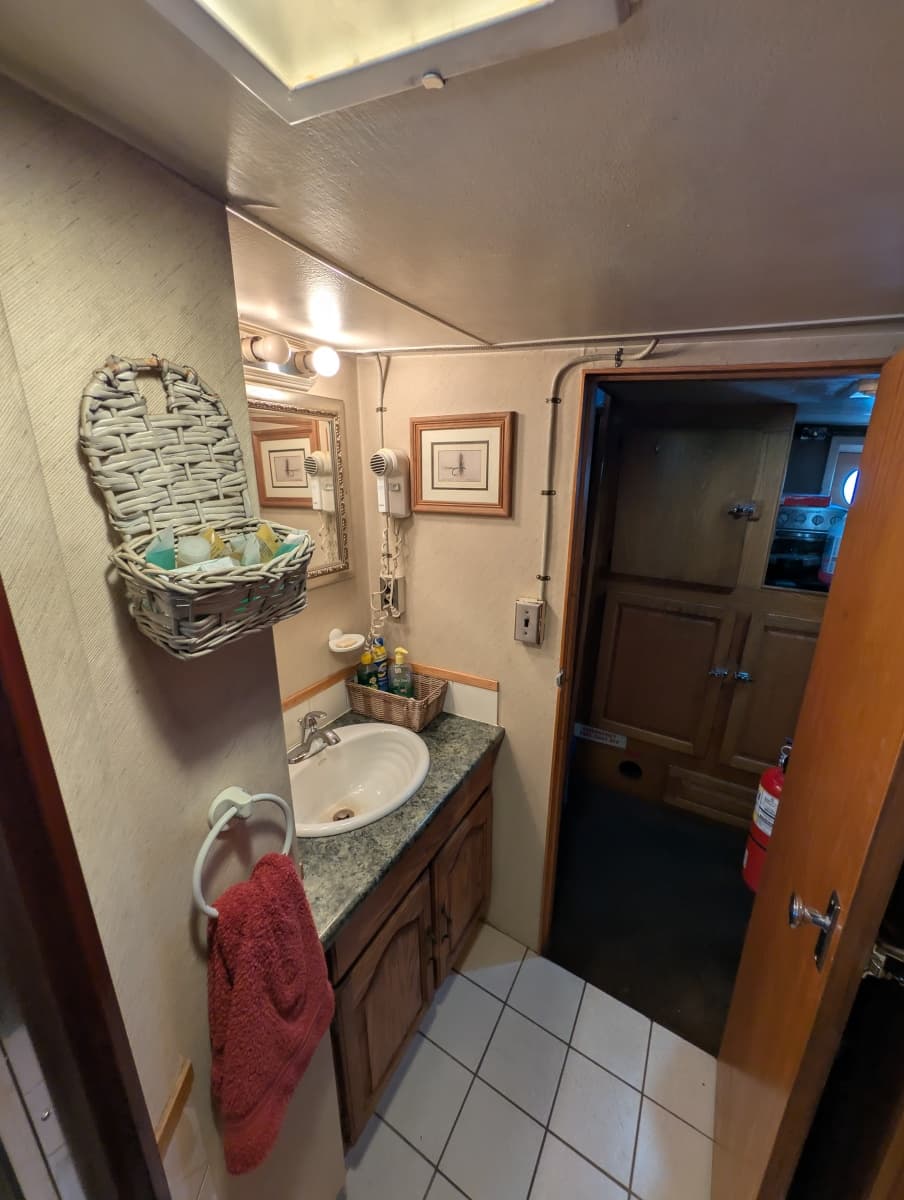 1941 Custom Armstrong Bros. Custom Wooden Trawler Liveaboard Vessel - Photo 36