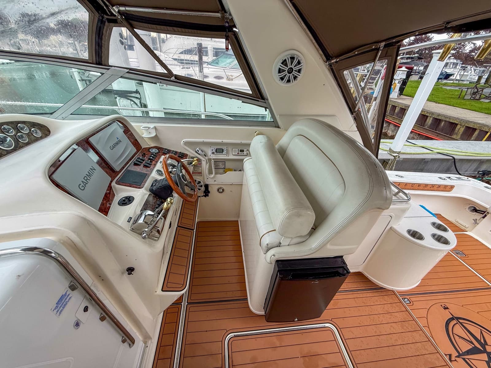 1997 Sea Ray 330 Express Cruiser - Photo 11