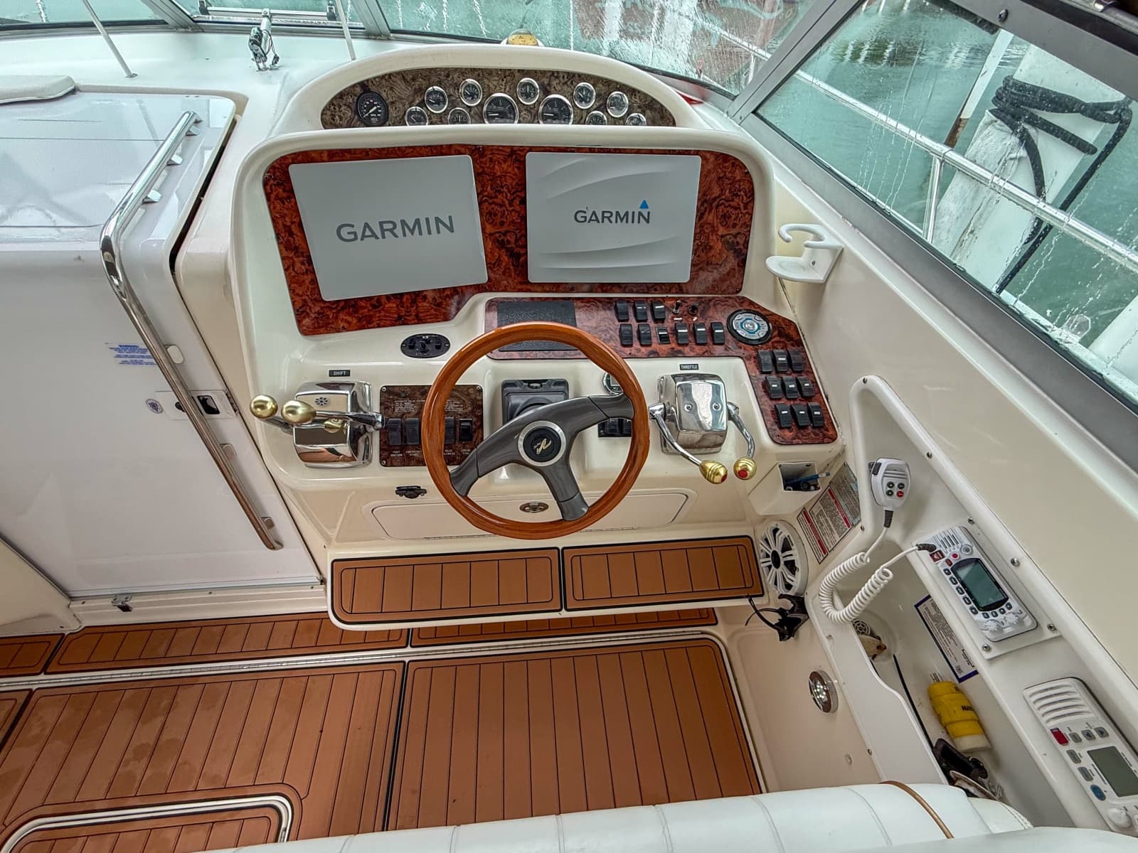 1997 Sea Ray 330 Express Cruiser - Photo 12