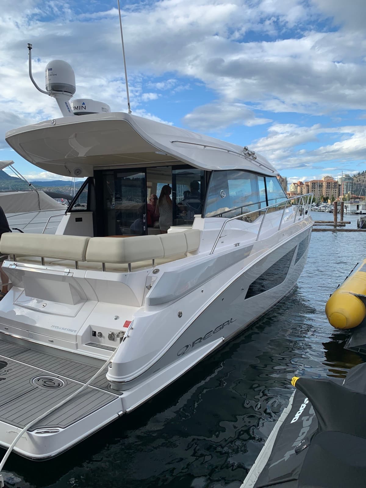 2019 Regal 42 Grande Coupe - Photo 3