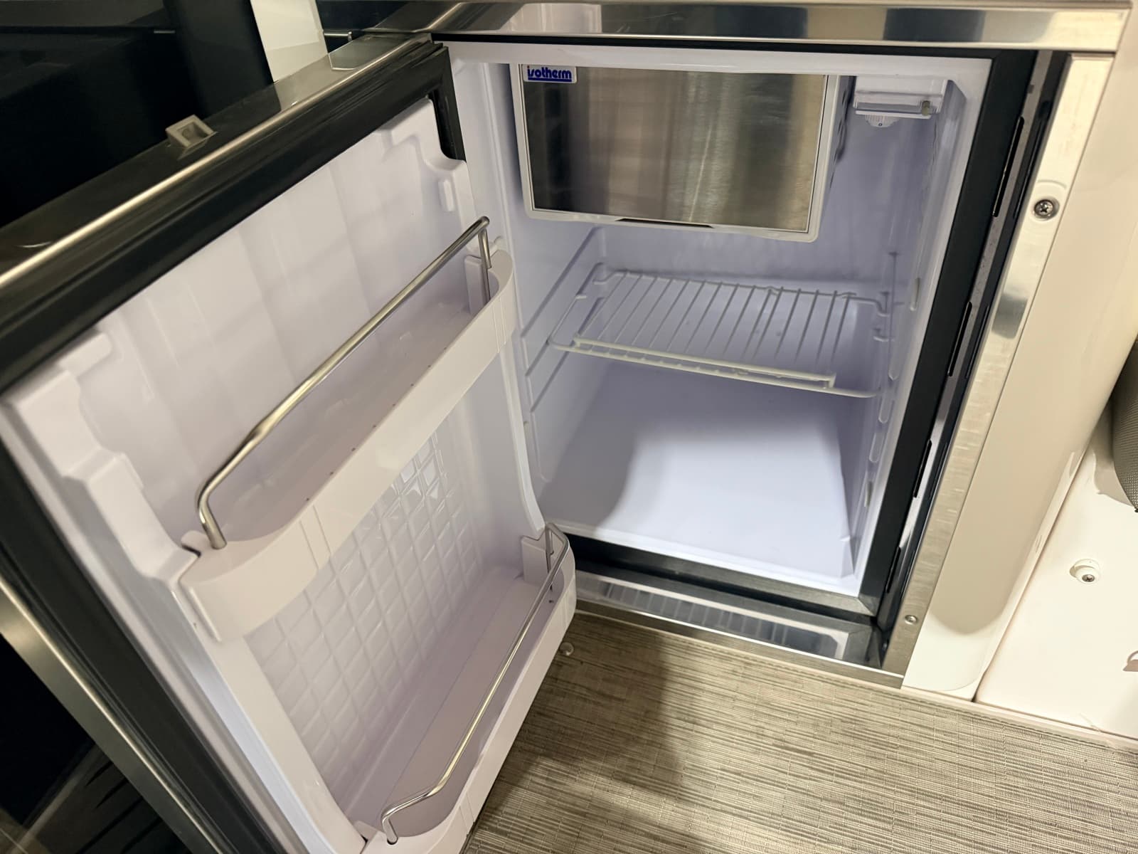 2019 Regal 42 Grande Coupe - Photo 28