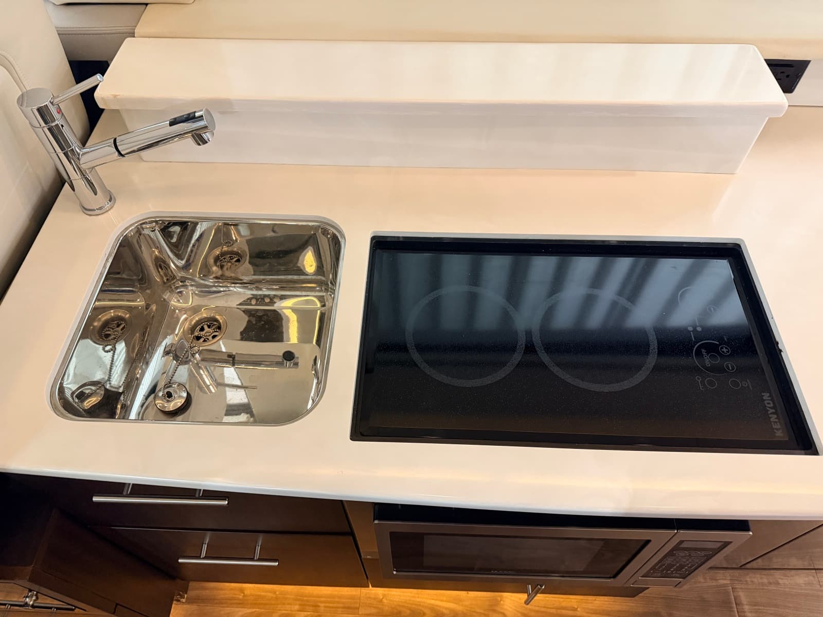 2019 Regal 42 Grande Coupe - Photo 48
