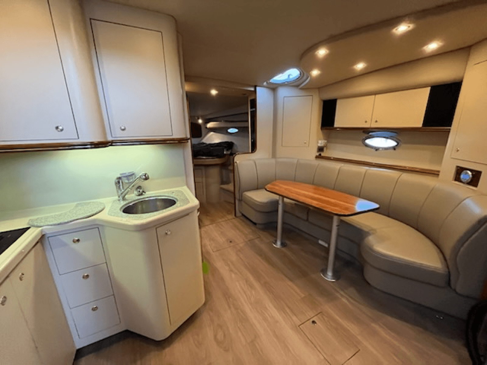 2002 Cruisers Yachts 3672 - Photo 32