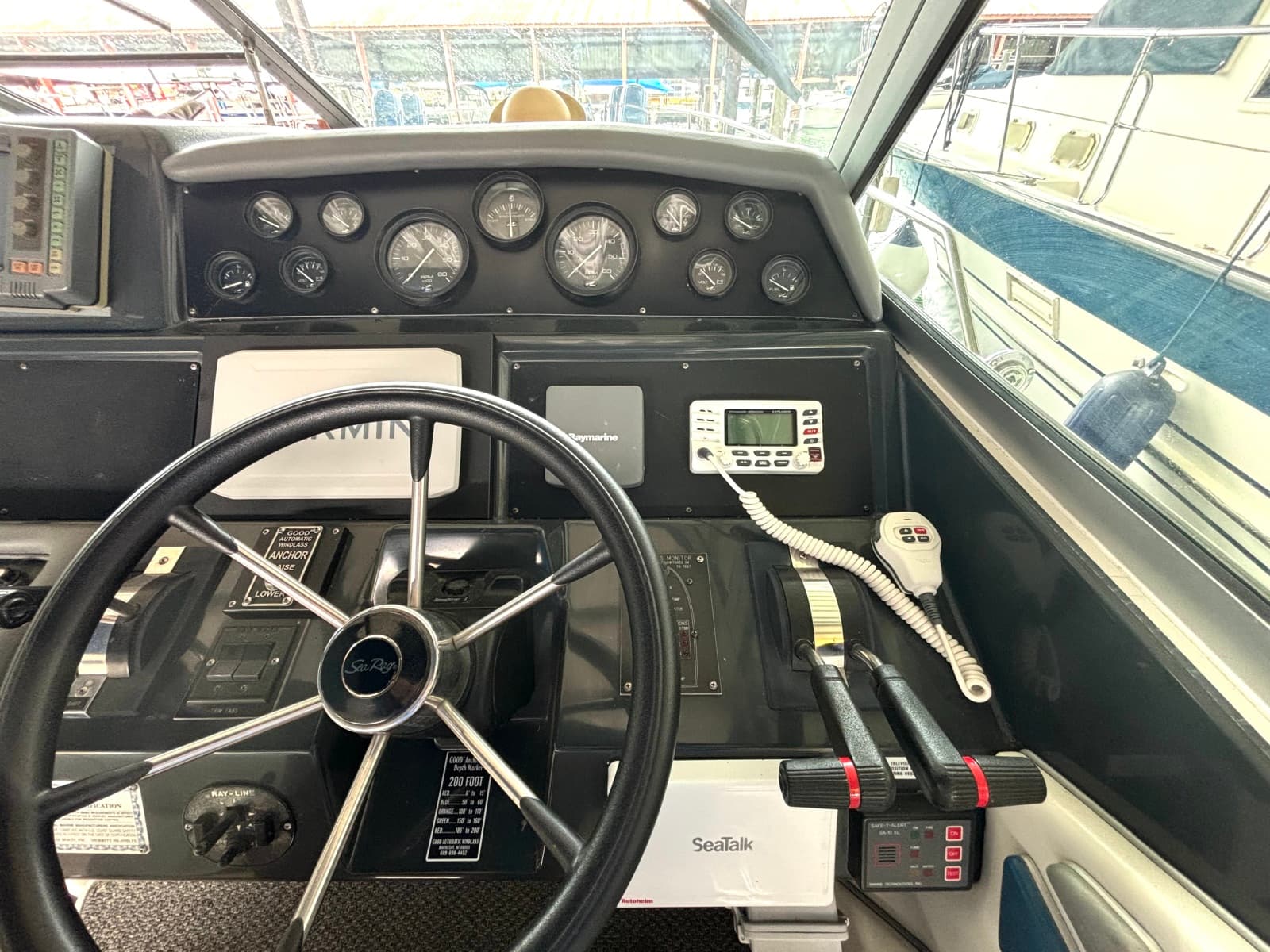 1991 Sea Ray 400 Express Cruiser - Photo 24