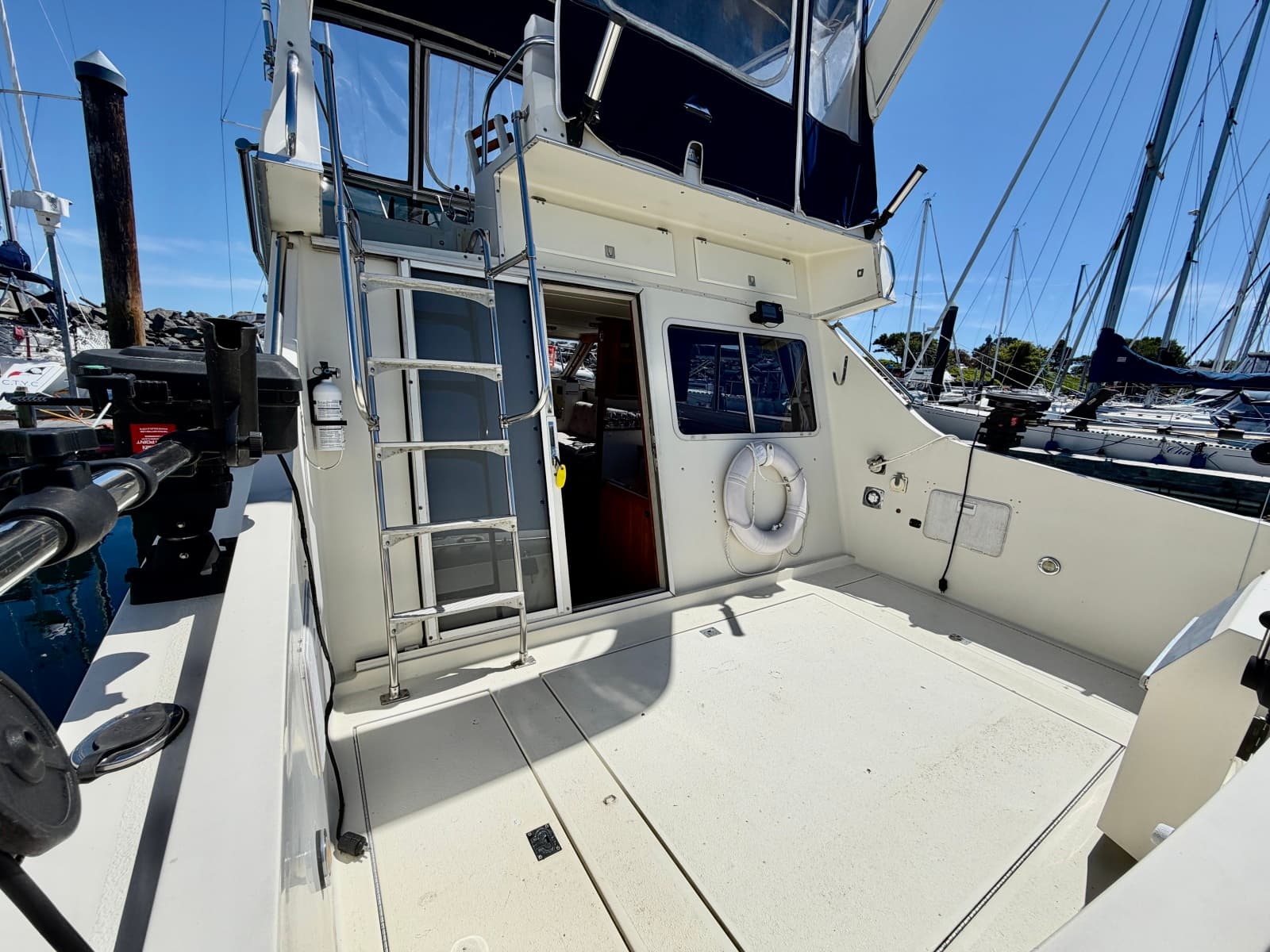 1986 Tollycraft 30 Sedan - Photo 6