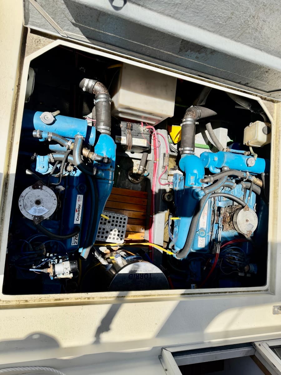 1986 Tollycraft 30 Sedan - Photo 9