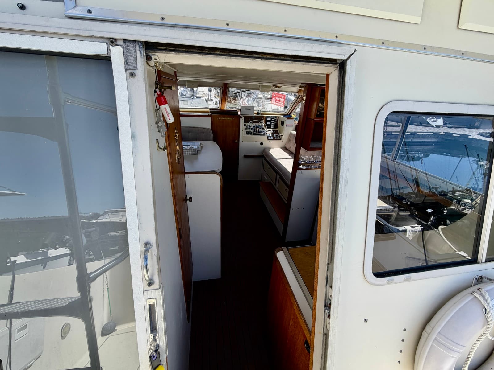 1986 Tollycraft 30 Sedan - Photo 12