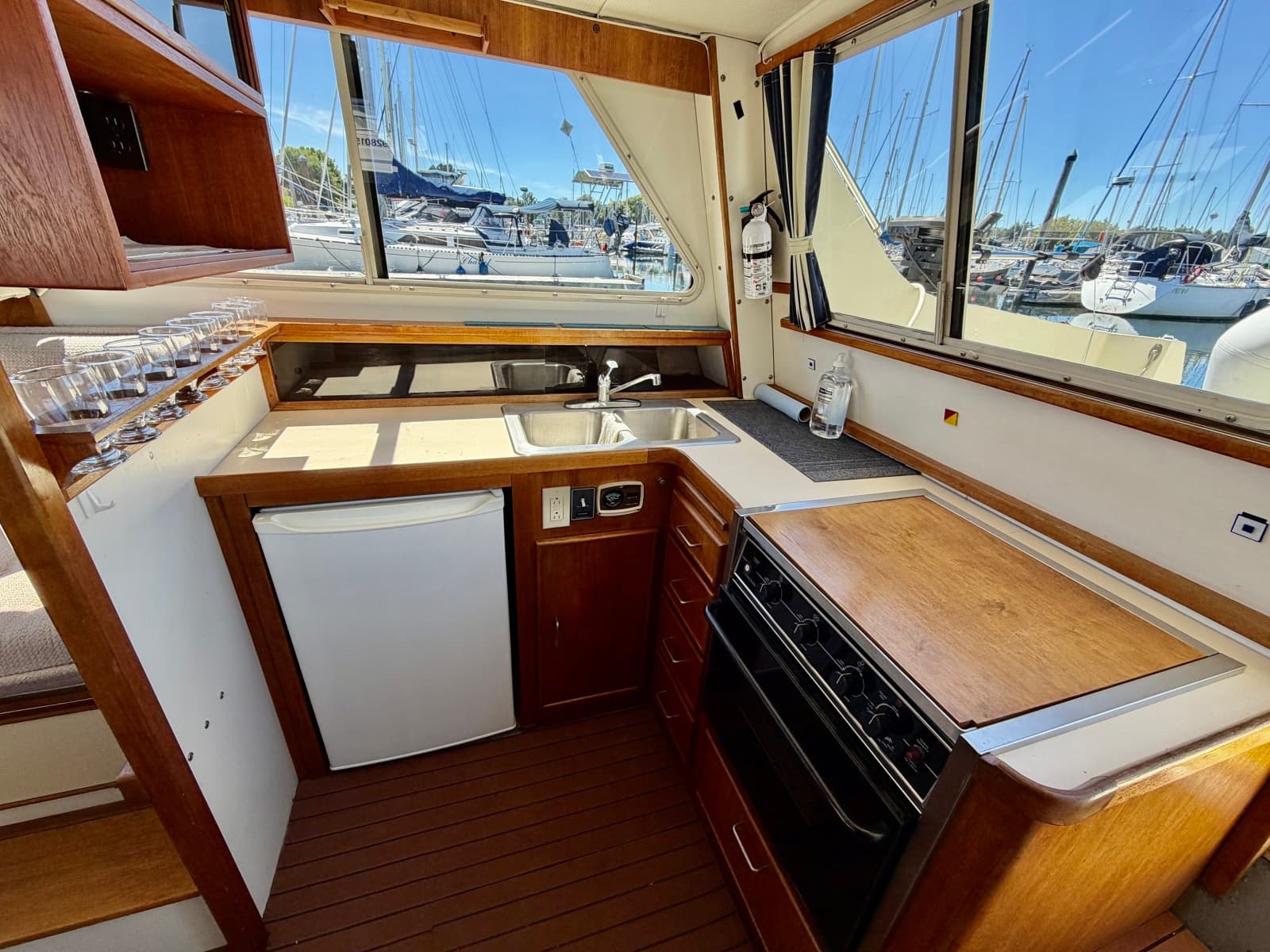 1986 Tollycraft 30 Sedan - Photo 14