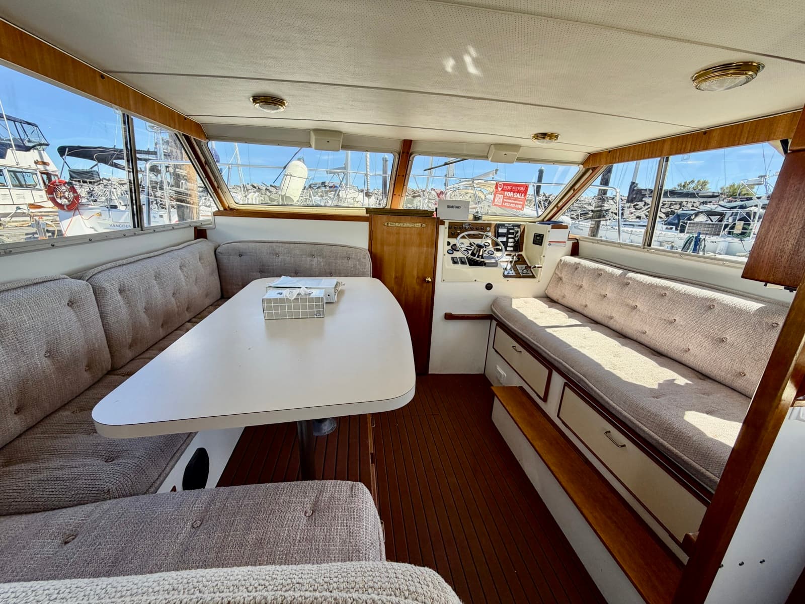 1986 Tollycraft 30 Sedan - Photo 17