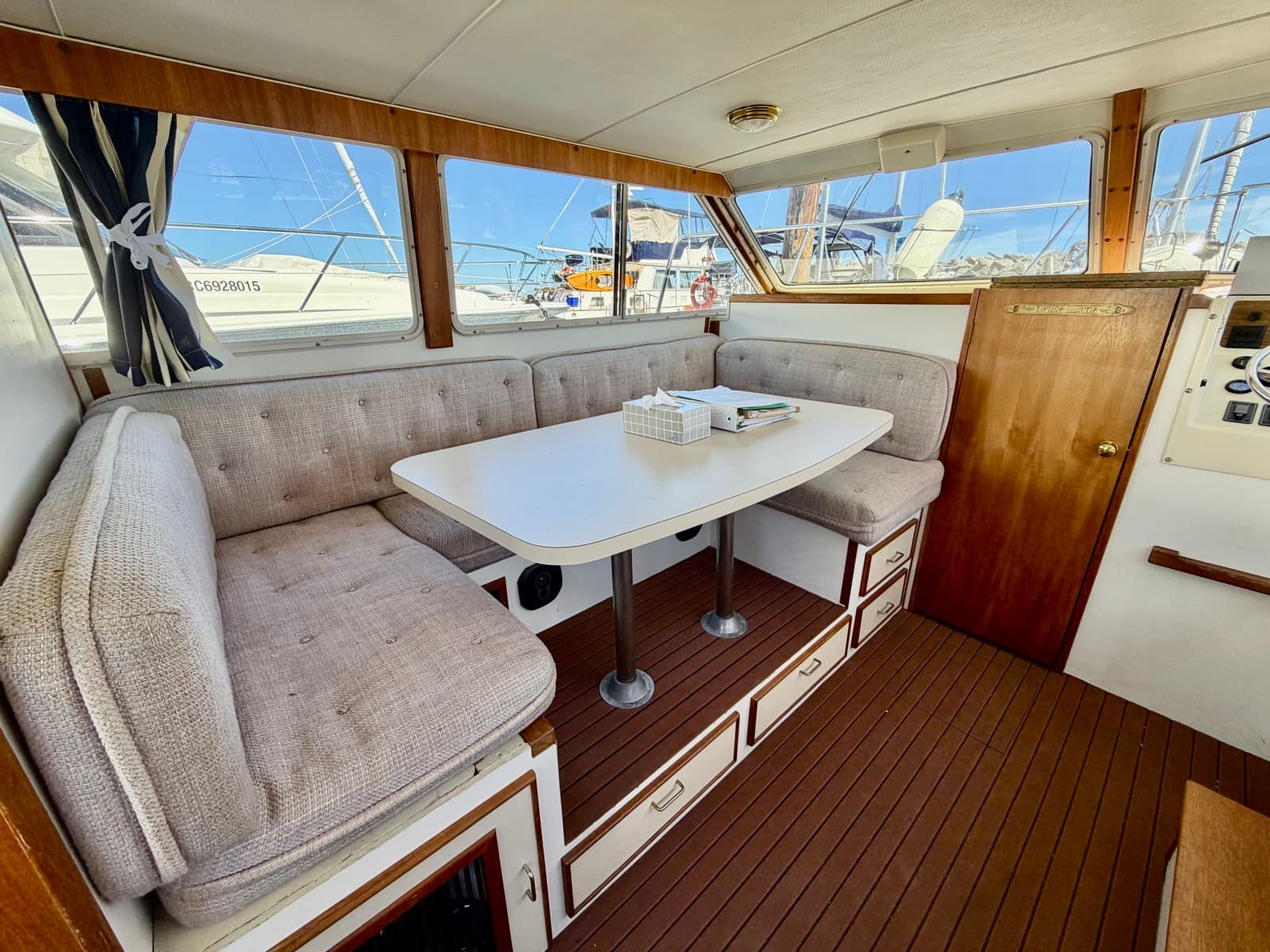 1986 Tollycraft 30 Sedan - Photo 18