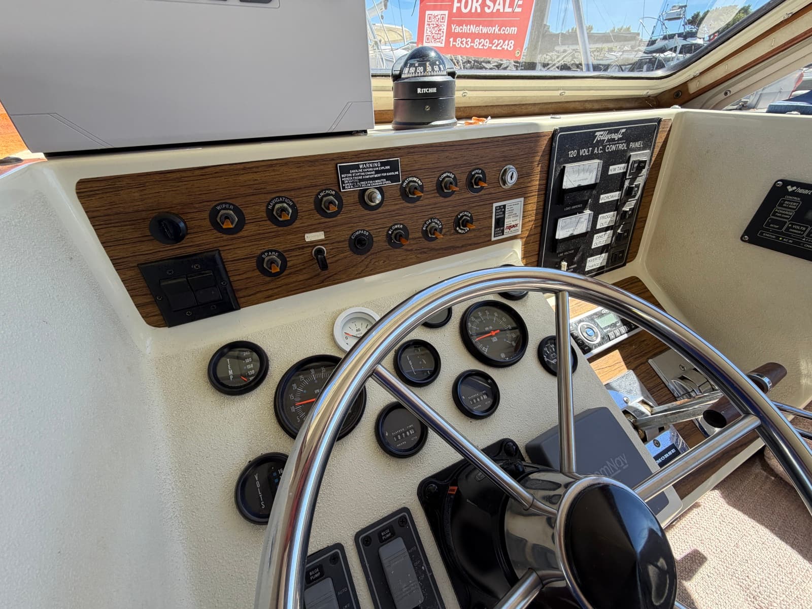 1986 Tollycraft 30 Sedan - Photo 21