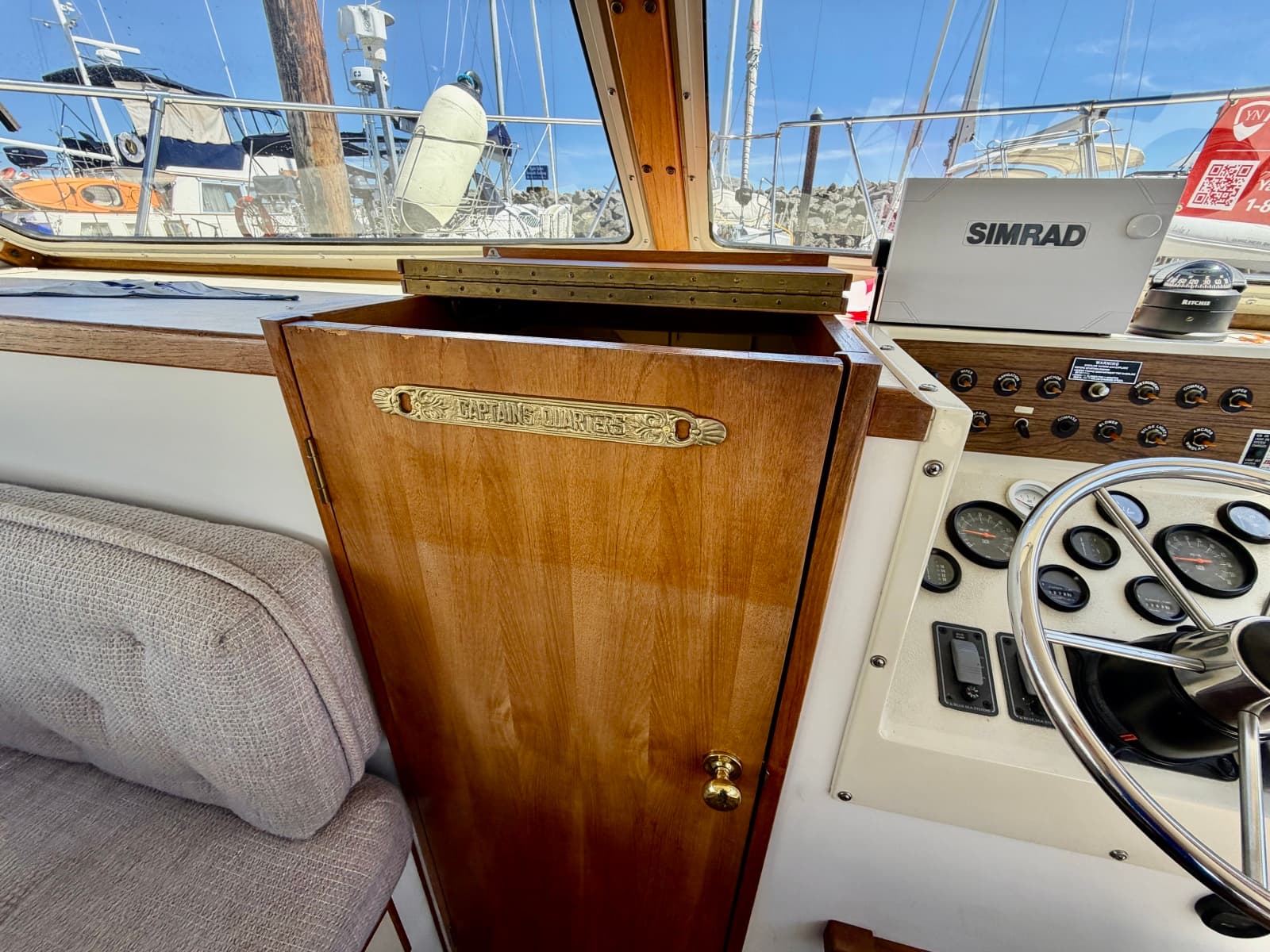 1986 Tollycraft 30 Sedan - Photo 23