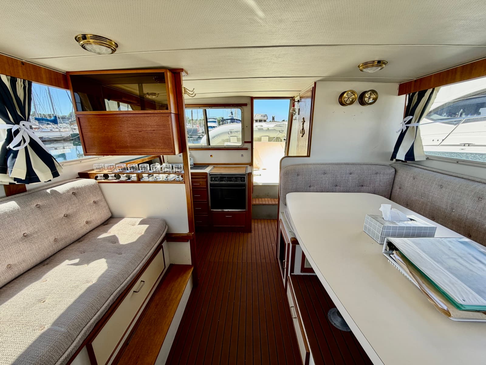 1986 Tollycraft 30 Sedan - Photo 26