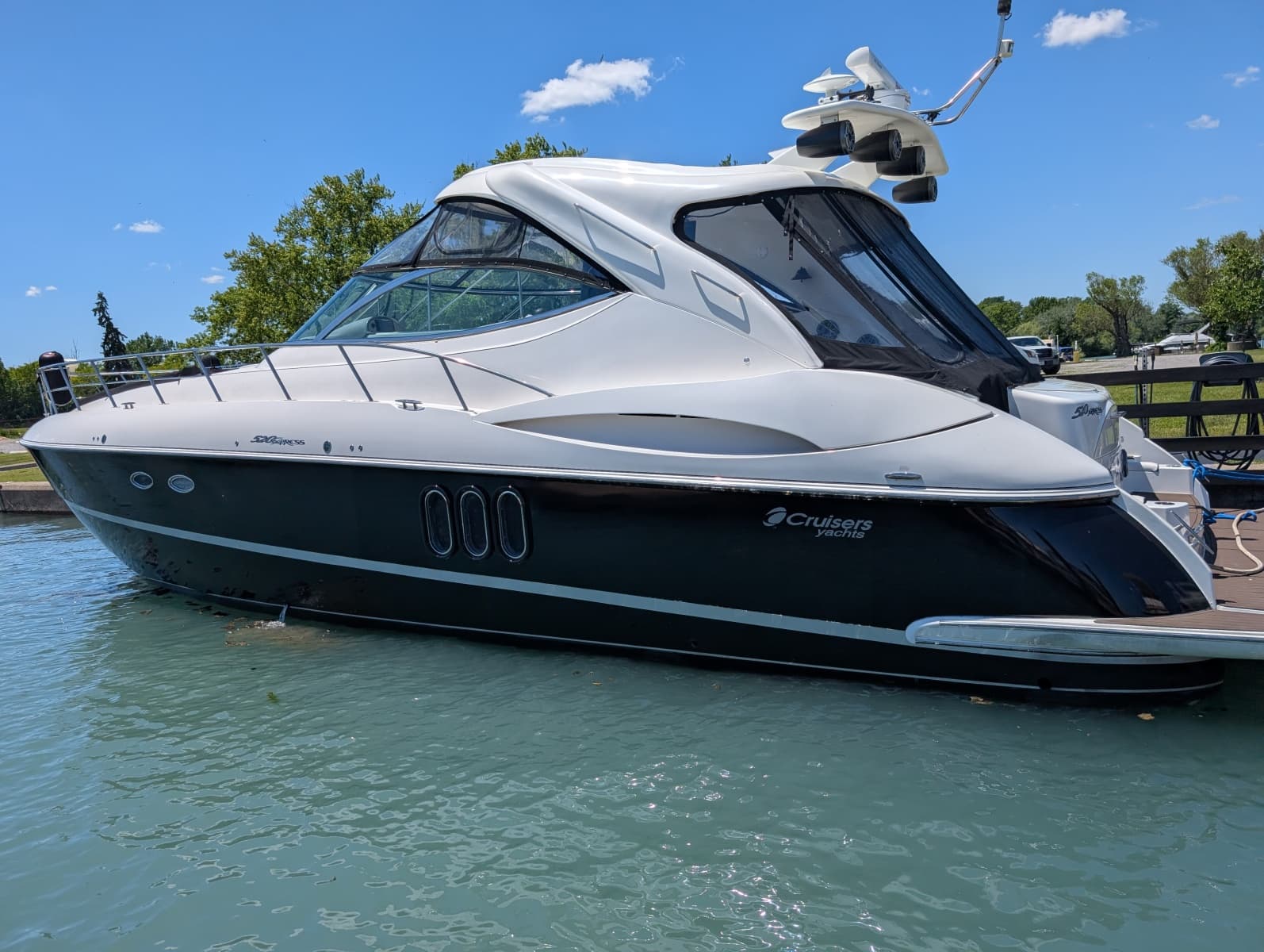 2007 Cruisers Yachts 520 Express - Photo 3