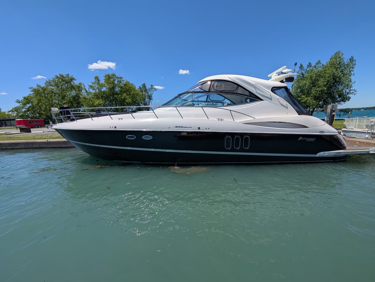 2007 Cruisers Yachts 520 Express - Photo 2