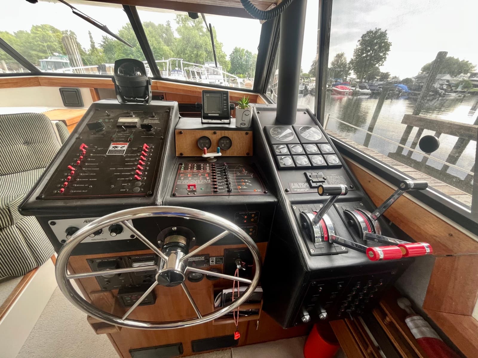 1990 Bayliner 3888 Motoryacht - Photo 14