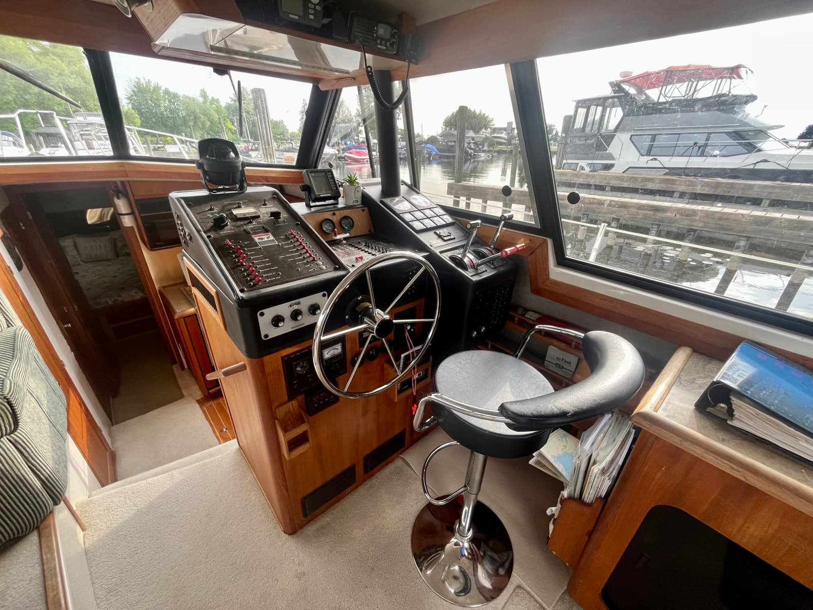 1990 Bayliner 3888 Motoryacht - Photo 13