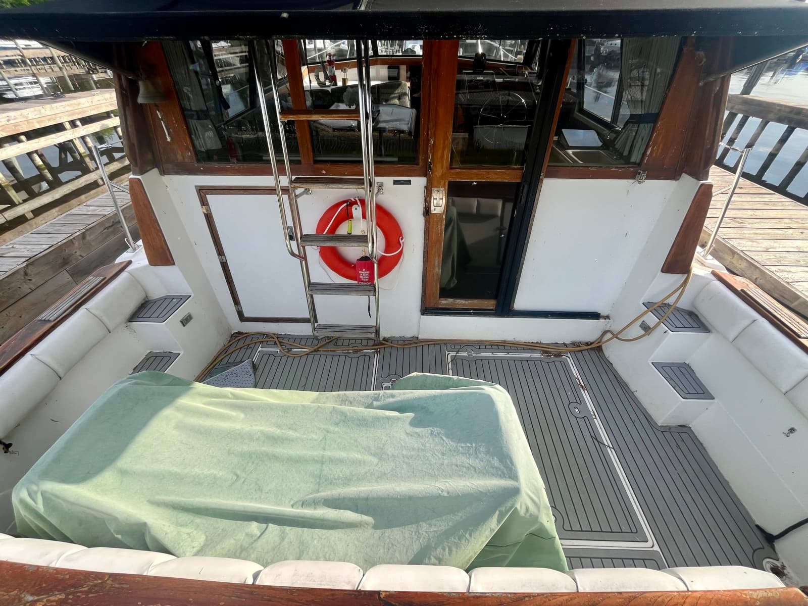 1990 Bayliner 3888 Motoryacht - Photo 9